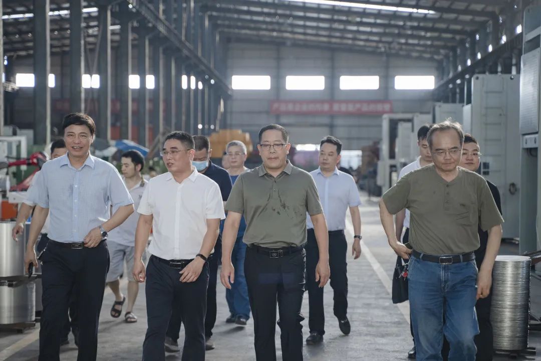 衡東縣縣委副書記、縣長(zhǎng)對(duì)朝陽(yáng)集團(tuán)自動(dòng)化生產(chǎn)線進(jìn)行視察